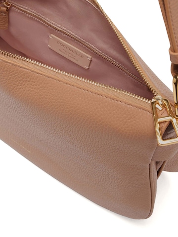 Sac bandoulière 'Coccinelle Magie Soft Handbag Grained Leather' Coccinelle en beige