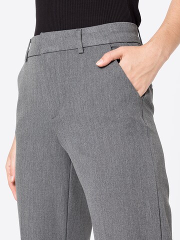 Regular Pantalon à plis mbym en gris