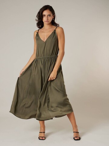Robe 'Isavera' Deeluxe en vert