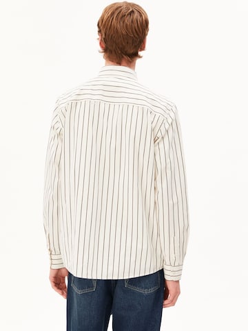 T-Shirt ARMEDANGELS en beige : derrière