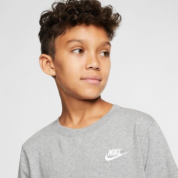 Nike Sportswear T-shirt i grå