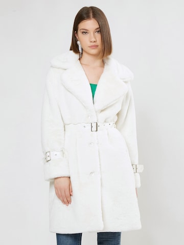 Cappotto invernale di Influencer in bianco: frontale