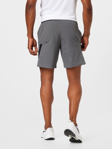 NIKE Regular Sportshorts in Grau