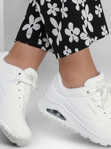 SKECHERS - Calzado deportivo 'Skechers Uno-Stand On Air' en blanco