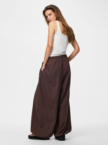 Barrel Pantalon 'PCSmilla' PIECES en marron