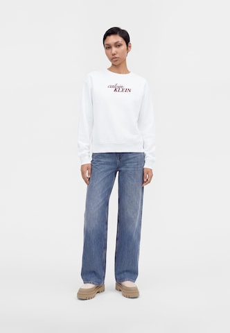 Calvin Klein Jeans Суичър в бяло: отпред