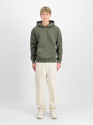 Sweat-shirt 'Label' ALPHA INDUSTRIES en vert