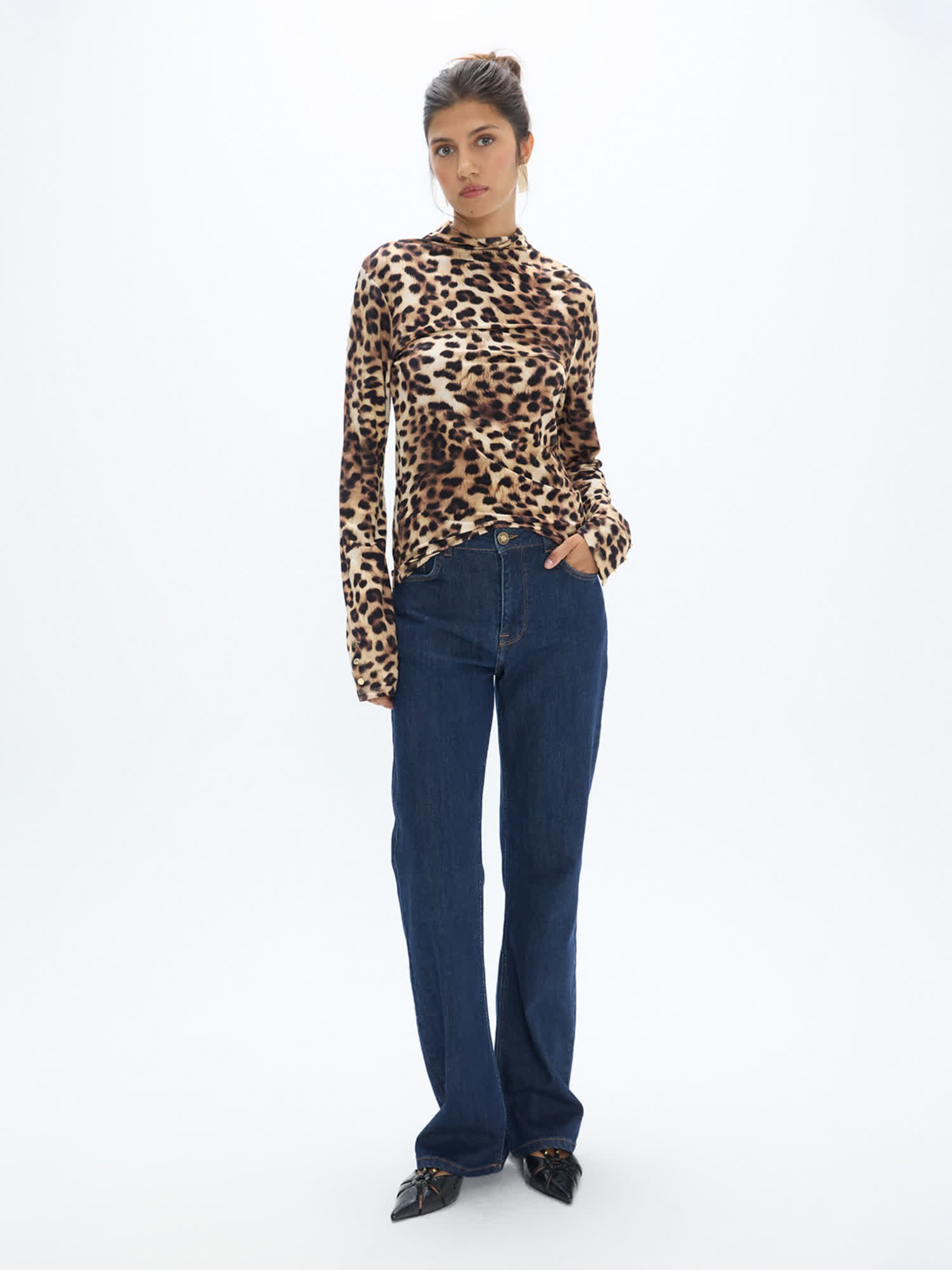 Lola Casademunt - Camiseta en marrón: frente