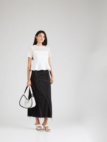 T-shirt 'Penelope' ABOUT YOU en blanc