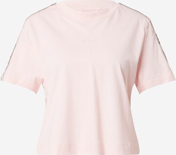 T-shirt fonctionnel 'BRITNEY' GUESS en rose : devant