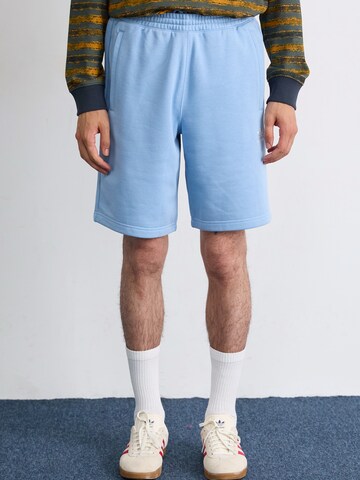 Loosefit Pantalon 'Essential' ADIDAS ORIGINALS en bleu : devant