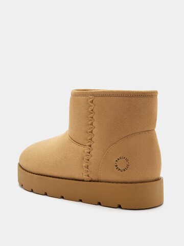 Botine de la Pull&Bear pe bej