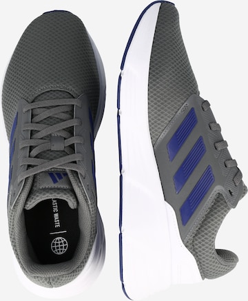 ADIDAS SPORTSWEAR - Sapatilha de corrida 'Galaxy 6' em cinzento