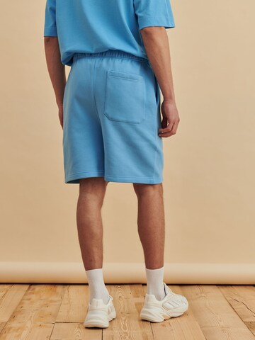 DAN FOX APPAREL Loosefit Shorts 'Sean' in Blau