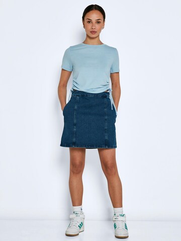 Noisy may Skirt 'PERI' in Blue