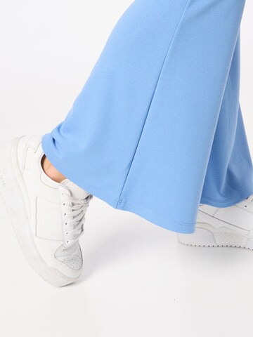 Flared Pantaloni di Monki in blu