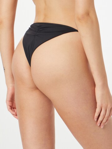 Slip costum de baie 'Mia' de la VIERVIER pe negru