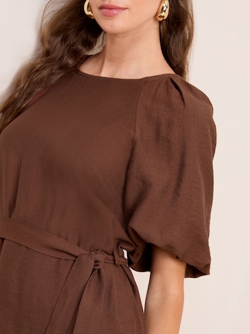 Friends Like These Kleid in Braun