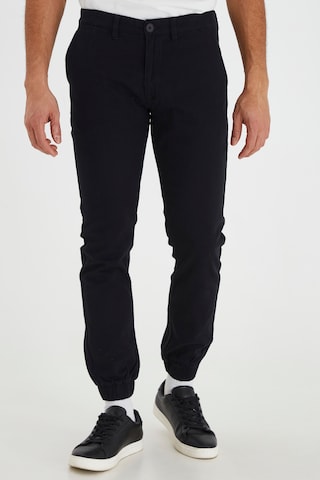 Effilé Pantalon chino 'Pelini' BLEND en noir : devant