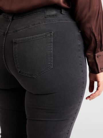 Slimfit Jeans 'NUNNA' di PIECES Curve in grigio