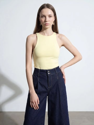 Dilvin - Blusa body em amarelo: frente