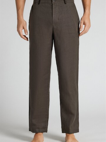 IUMAN Intimissimi Regular Pleat-Front Pants in Brown: front