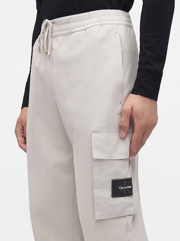 balta Calvin Klein Jeans Siaurėjantis Laisvo stiliaus kelnės