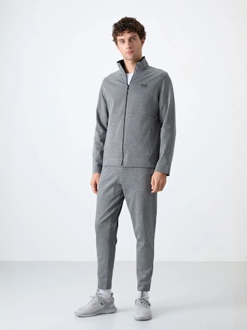 Tommy Life - Fato de desporto em cinzento: frente