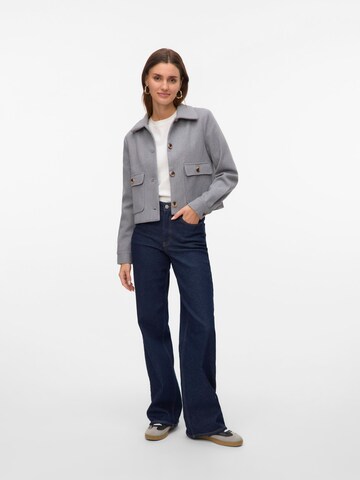 Veste mi-saison 'VMCAYA' VERO MODA en gris