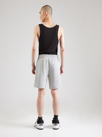 NEW ERA Loosefit Shorts 'NOS NEYYAN HGR' in Grau