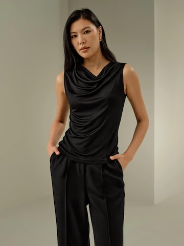 Top 'Seidenjersey Ärmelloses Top mit Wasserfallausschnitt' di Lilysilk in nero