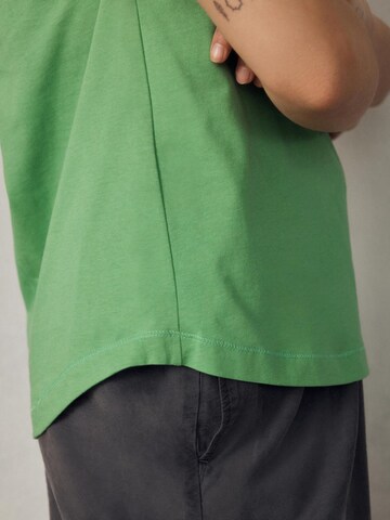 Tricou de la Next pe verde