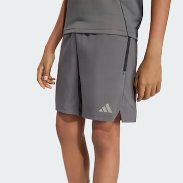Loosefit Pantalon de sport 'Tech Apparel' ADIDAS SPORTSWEAR en gris