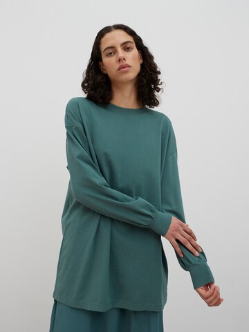 EDITED Longsleeve 'Clementine' (GOTS) in Grün: Vorderseite
