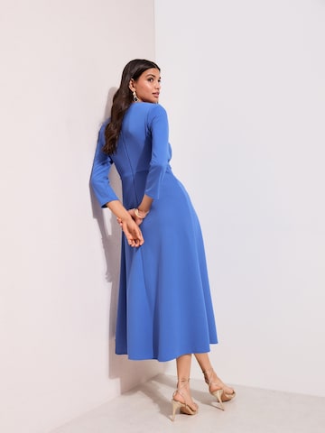 Friends Like These Рокля в синьо