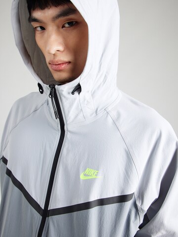Nike Sportswear Přechodná bunda – šedá