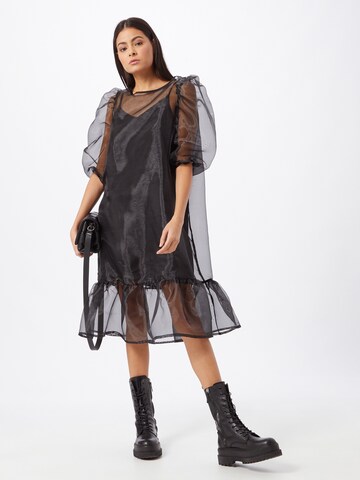 Rochie de cocktail 'Pena' de la SISTERS POINT pe negru