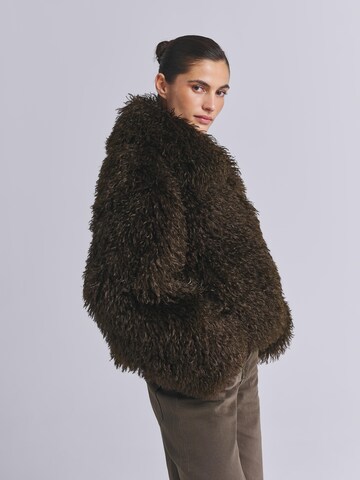 Giacca invernale 'OVERSIZED FURRY FUR JACKET' di AEMMI in marrone
