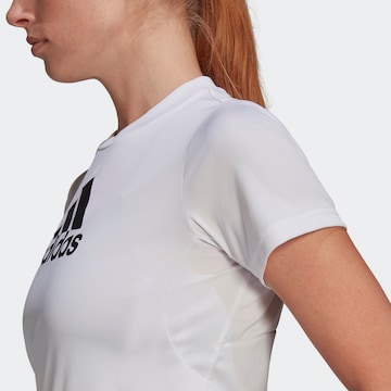 T-shirt fonctionnel 'Primeblue Designed 2 Move Logo' ADIDAS SPORTSWEAR en blanc