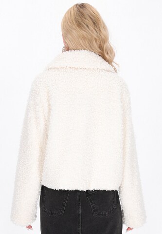 Veste mi-saison 'Fashion Look' IZIA en blanc