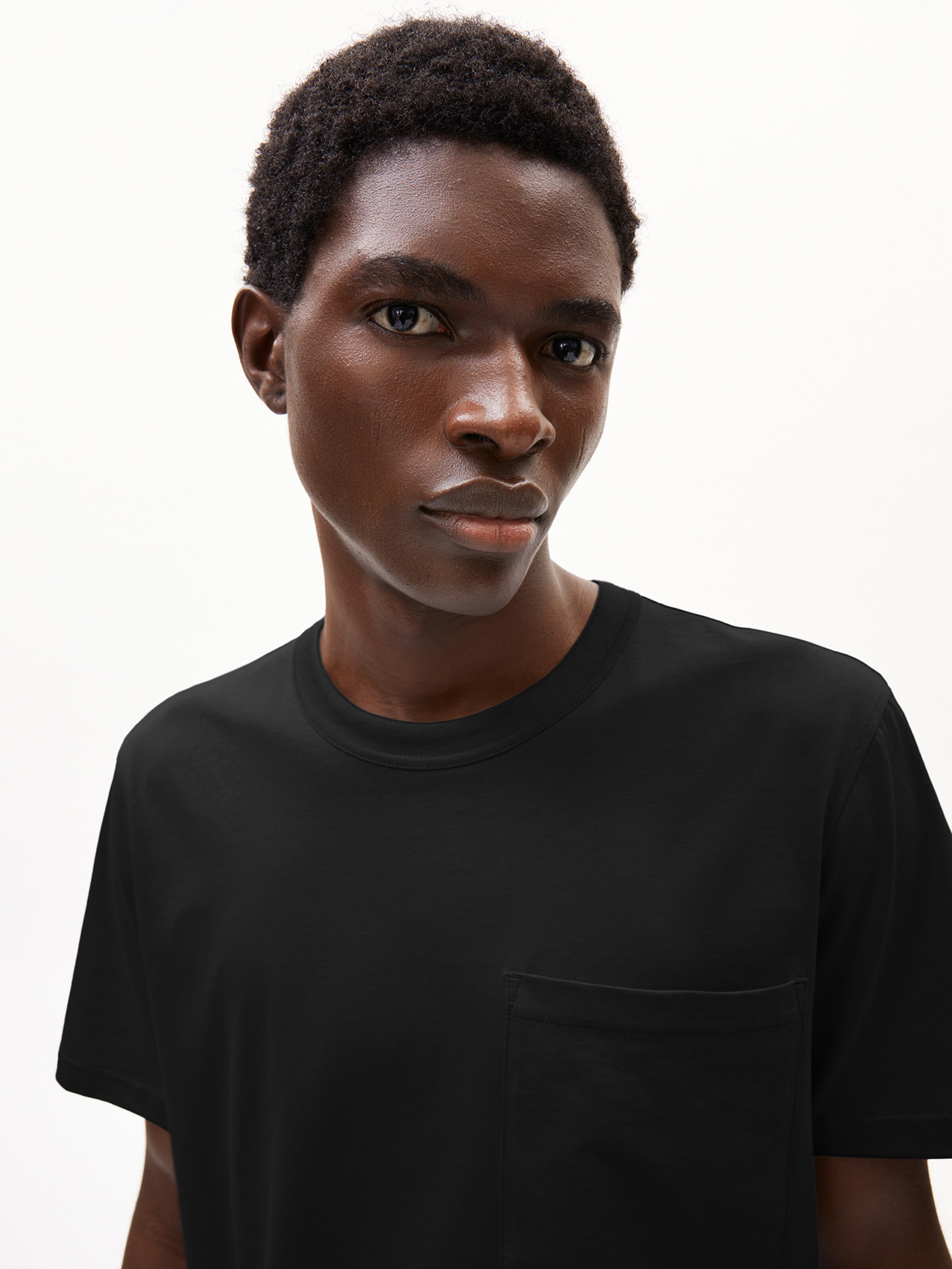 T-Shirt ' MAARKOS POCKET ' ARMEDANGELS en noir