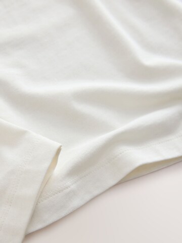 Tricou de la Next pe alb