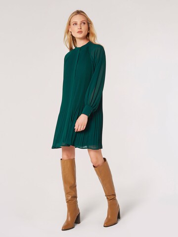Robe 'Plissee' Apricot en vert