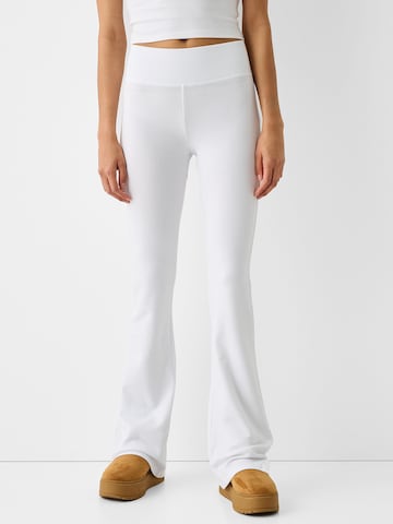 évasé Pantalon Bershka en blanc