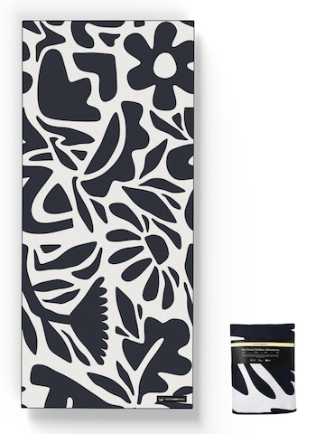 woodsandwaves Strandlaken 'Midnight Florals' in Zwart: voorkant