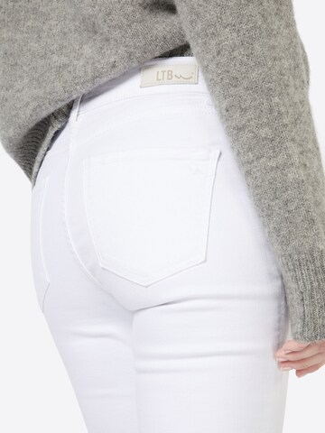 Coupe slim Jean 'Lonia' LTB en blanc