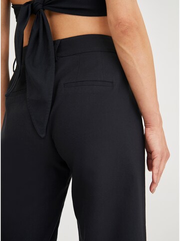 ABOUT YOU x Iconic by Tatiana Kucharova Loosefit Broek 'Rachel' in Zwart