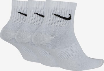 Regular Chaussettes de sport NIKE en blanc