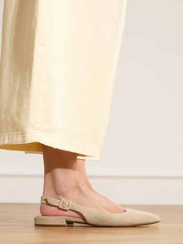 Chaussure basse MANFIELD en beige : devant