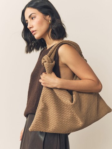 Next Наплечная сумка в Коричневый: спереди